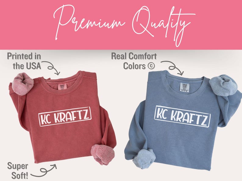 K&ouml;nnte beinhalten: Zwei Sweatshirts mit dem Aufdruck "KC KRAFTZ". Ein Sweatshirt ist staubig rosafarben und das andere hellblau.