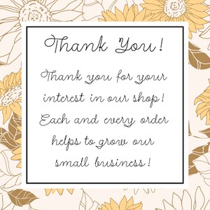 Pu&ograve; includere: Un biglietto bianco con un bordo nero e uno sfondo con un motivo a girasole. Il biglietto ha il testo "Thank You!" in un carattere corsivo. Il testo sottostante recita "Thank you for your interest in our shop! Each and every order helps to grow our small business!"