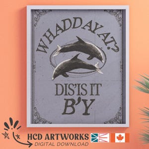 Könnte beinhalten: Gerahmter Druck mit grauem Hintergrund, der zwei Delfine in einem Kreis zeigt. Der Text "WHADDAYAT? DIS IS IT B'Y" wird in einer Vintage-Schriftart angezeigt. Das Kunstwerk befindet sich vor einem orangefarbenen und violetten Hintergrund.