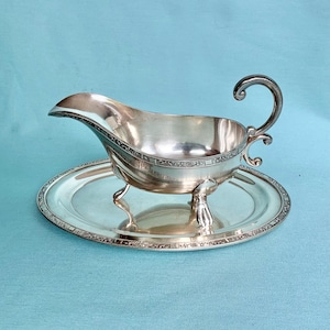 Vintage silver plated gravy boat / sauce pan with under plate. Made in England