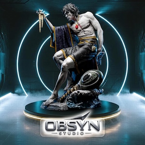 Puede incluir: Estatua detallada de una figura sentada con piel pálida, vestida con ropa oscura y un colgante rojo. La figura sostiene objetos en una mano. La estatua está sobre una plataforma redonda con el logotipo "OBSYN STUDIO" en la base, sobre un fondo futurista.