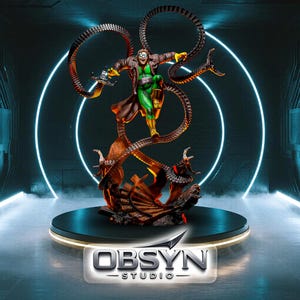 Può includere: Una statua dettagliata del Dottor Octopus, un cattivo dei fumetti, in una posa dinamica. Indossa un abito verde e marrone con tentacoli meccanici. La statua è su una piattaforma nera con il logo "OBSYN STUDIO".