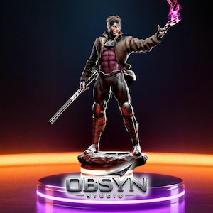 Puede incluir: Figura detallada de un personaje de cómic, de pie sobre una plataforma circular con el texto "OBSYN STUDIO". El personaje está en una pose dinámica, sosteniendo un bastón y un efecto de energía brillante. La figura lleva una chaqueta marrón y pantalones oscuros.