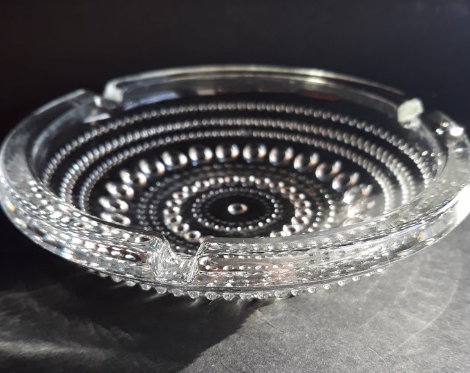 Finnish Crystal Ashtray by Iittala. Design in Kastehelmi - Means Dewdrops. Designed by Oiva Toikka in 1964. Scandinavian Mid Century Design