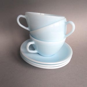 Vintage Duralex Light Blue Opalglas Teetasse mit Untertasse aus den 1960er Jahren. Hergestellt in Frankreich. Hochwertiges und langlebiges Tee- oder Kaffee-Set.