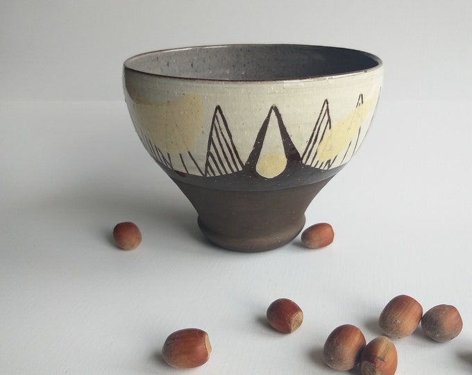 Sweden Stahre Studio Pottery Bowl. Mid Century Styled and Decorated Bowl in Beige, Brown Tones. Abstract Drawing. Designer Gunnar Stahre.
