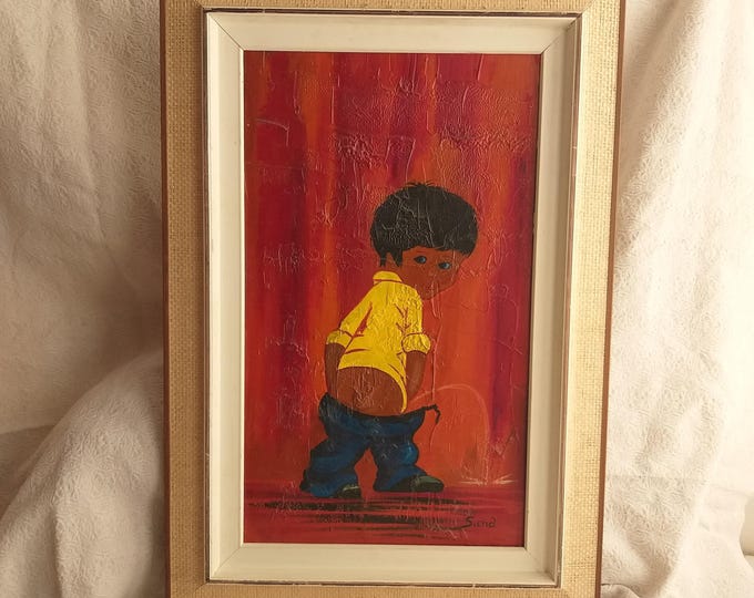 Kitsch Art. Vintage Oil Painting on Canvas from 70s. The Peeing Boy. Vivid Colours. Wooden Frame. Signed - Sund. Good Vintage Condition.