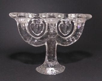 Pukeberg Suède. Candélabre vintage en verre cristal à trois bras avec motif Hart. Beau design par Staffan Gellerstedt. Verre d’art suédois.