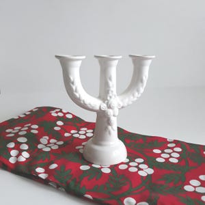 Rosa Ljung Sweden. Trearmad keramikljusstake kandelaber. Ecrufärgad med rosenblomsreliefdekor. Vintage svensk keramik.