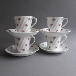 Gustavsberg Benporslin Suède. Soucoupe à café espresso en porcelaine vintage. Design romantique floral rose rose. Lignes dorées. Chine suédoise.