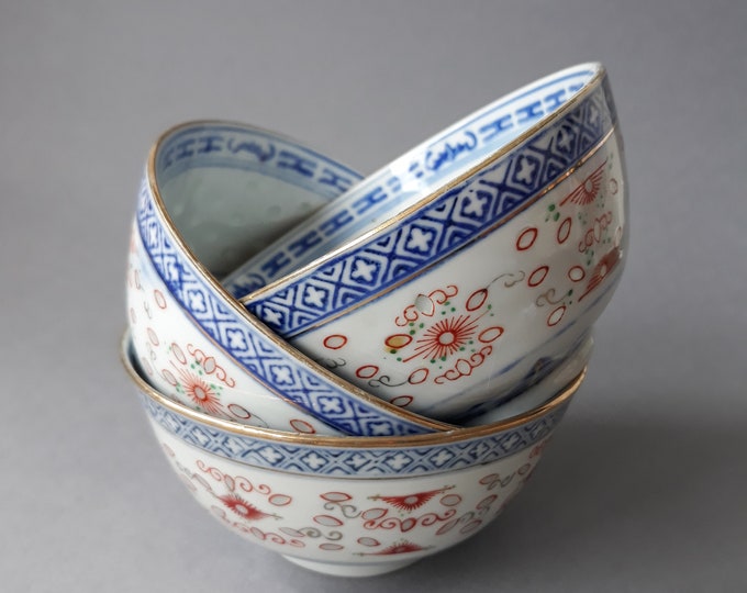 Set of Three Vintage Jingdezhen 11 cm (4.33 ”) Rice Porcelain Bowls in Blue and White. Hand made Chinese Rice Grain Flower Pattern Bowls.