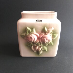 Guldkroken Hjo, Schweden. Vintage rechteckige Keramikvase mit Rosenblüten-Reliefdekor auf beiden Seiten. Retro Wohnkultur. Schwedische Keramik 70er Jahre.