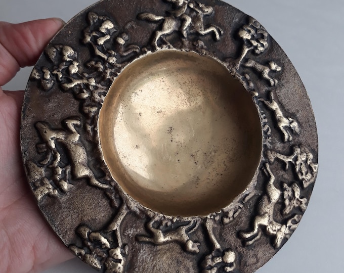 Vintage Brass Ashtray. German Brutalist Style. Deer hunting with Dogs. Patina. A fascinating Piece of Home Decor from 50s.