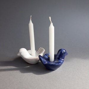 Ett par ljusstakar, Gabriel Keramik, Sverige, vintage, keramiska, formade som små fåglar. Glasyr i blå och vit färg. Märkt. Keramik.