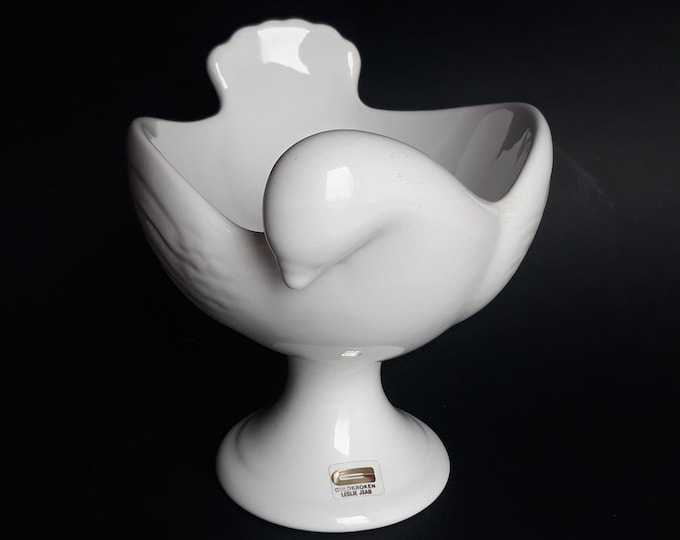 Vintage Guldkroken Bird Dove Bowl on Pedestal. Design Leslie Jean. White Glossy Glaze. Beautiful Elegant Lines. Original Labels.