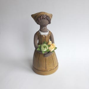 Elbogen Keramik Zweden. Keramisch meisjesbeeldje 7". Heeft een gat voor bloemen. Gesigneerd. Vintage Zweeds aardewerk uit de jaren 60. Woondecoratie. Verzamelobject.