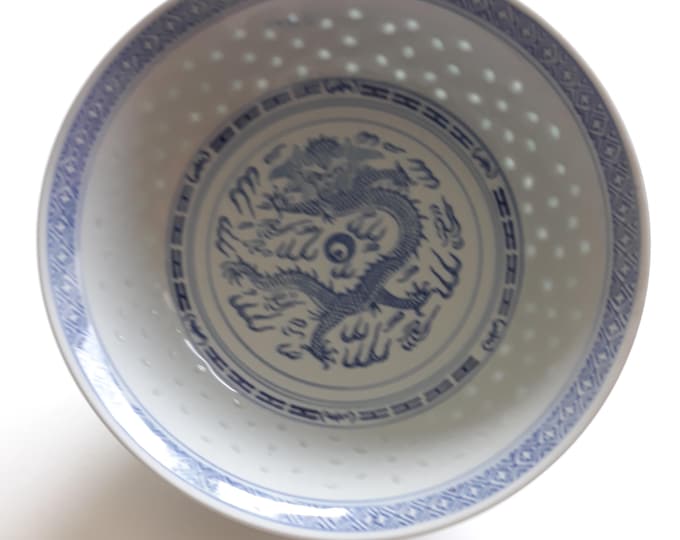 Large Vintage Jingdezhen 23 cm (9.05”) Rice Porcelain Bowl in Blue and White. Hand made Chinese Rice Grain Dragon Pattern Bowl.