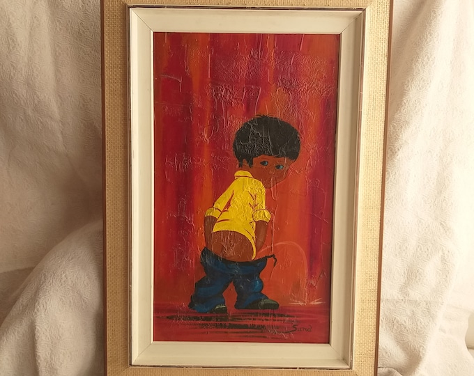 Kitsch Art. Vintage Oil Painting on Canvas from 70s. The Peeing Boy. Vivid Colours. Wooden Frame. Signed - Sund. Good Vintage Condition.
