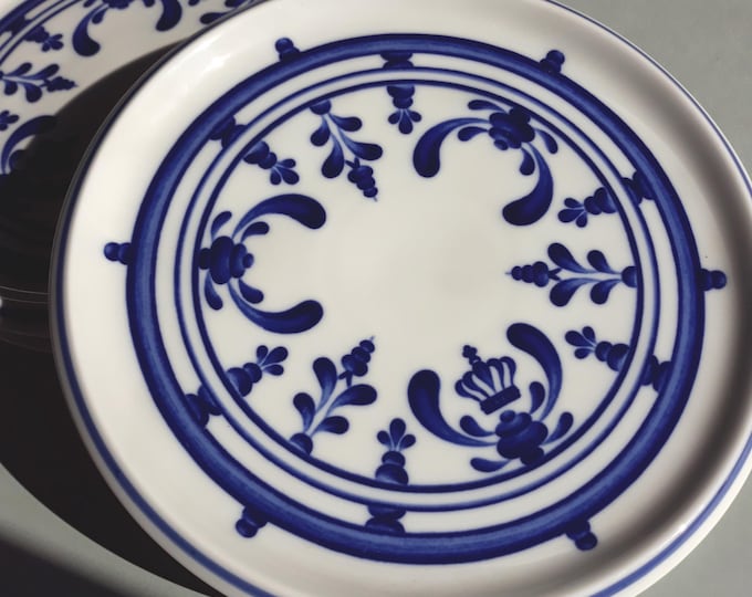 Gallo by Villeroy and Boch Royal Crown Delft Dinner Plate (10.03”). Beautiful Deep Blue Decorations on White Base. Quality China from 70s.
