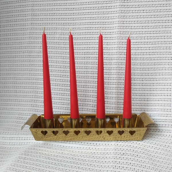 Skandinavischer Vintage Kerzenhalter aus Messing. Weihnachten Advent Kerzenhalter für 4 Kerzen. Herz Muster. Schwedische Weihnachtsdekoration.