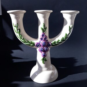 Rosa Ljung. Trearmad keramikljusstake kandelaber. Ecruvit glasyr med blomsterreliefdekor. Vintage svensk keramik.