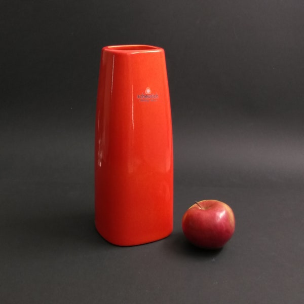 Scheurich West Germay. Retro Keramik Vase aus den 70er Jahren. Traumhafte Farbe, reine Form. Am Boden orange gemarkt. Fantastischer Fund. Mittlere rote Vase.