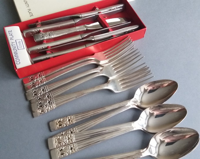 Vintage Oneida Community Plate. Silver Plated Flatware. First Manufactured in 1936. The Blades are Stainless Steel. Very Desirable Pattern.
