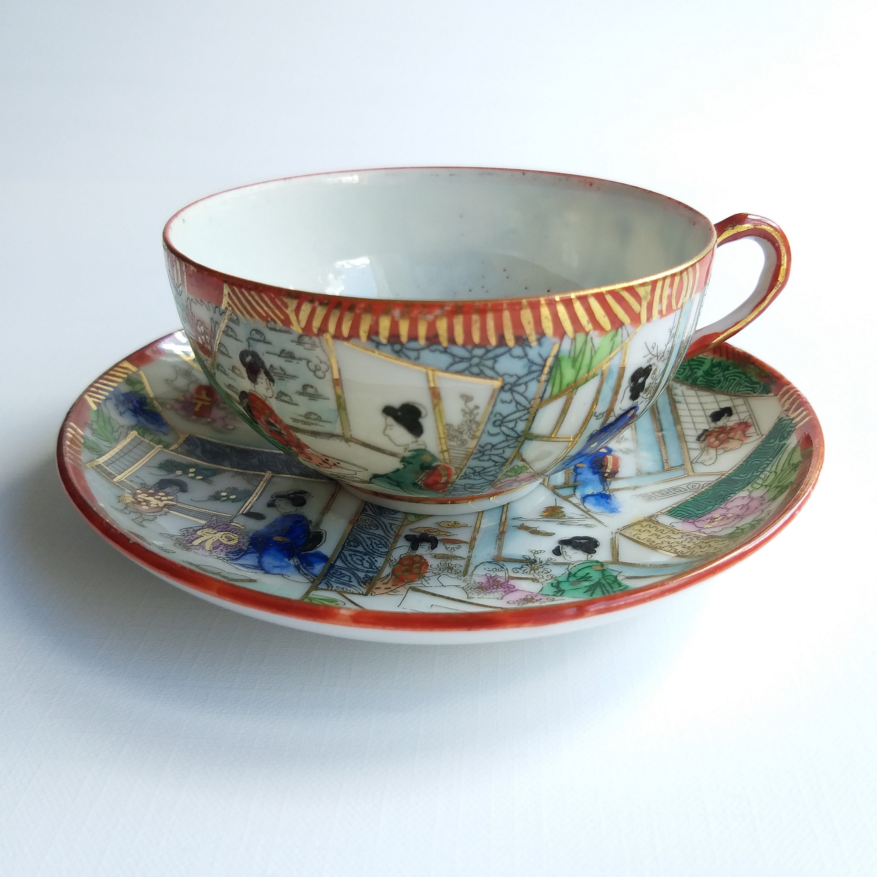 Tasse à thé en porcelaine décorée avec soucoupe et boîte. ca (72.09.17) -  Art From Italy