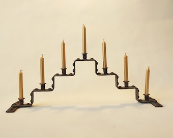 Portacandele svedese Mid Century in ferro arrugginito per sette candele sottili. Stile brutalista. Fatto a mano in Svezia. Arte originale scandinava in metallo.