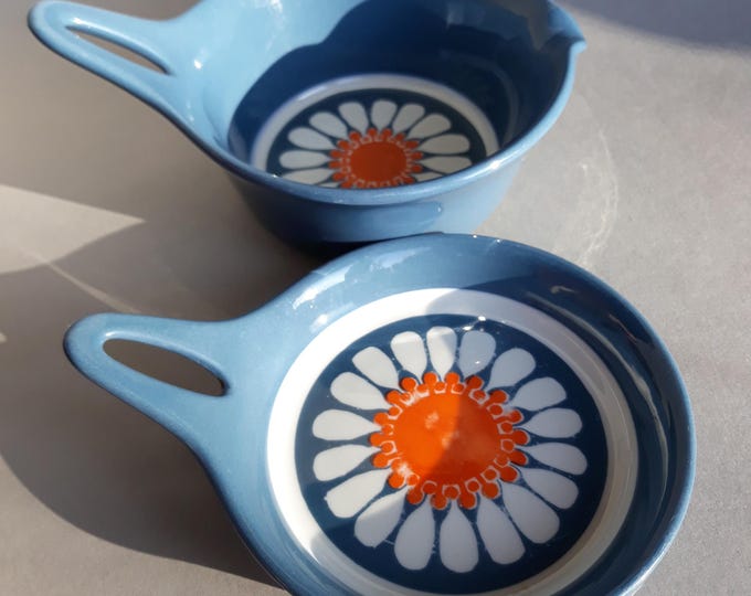 Set of 2 Daisy Figgjo Norway Ceramic Gravy Boat and Skillet Saucepan with a Handle and Spout. Design Turi Gramstad Oliver. MCM Style.