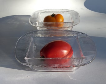Lindshammar Glasbruk Zweden. Clear Crystal Glass Bowl van Gösta Sigvard. Vintage Zweeds kunstglas met een zilverachtige glans. Rechthoekige schotel.