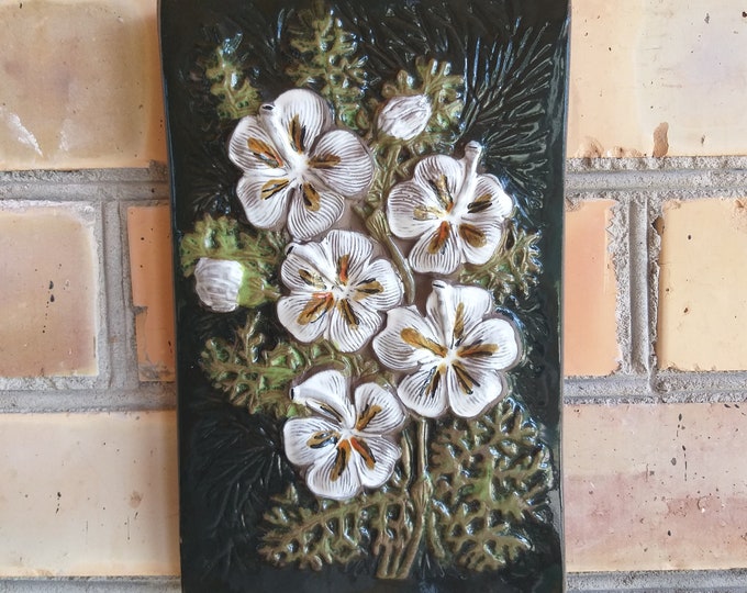 Large Jie Gantofta Sweden. Ceramic Wall Hanging, Plaque, Decoration. Design Aimo Nietosvuori. Green Glazed Base, with White Flowers. Retro.