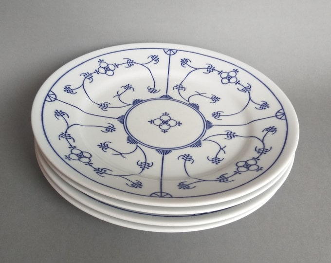 Set of 2 Vintage Kahla Germany Dinner Plates in Blau Saks Pattern. Beautiful Strawflower Pattern in Indian Blue and White. Marked.
