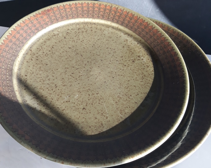 Set of 2 Porsgrund Norway Vintage Stoneware Dinner Plates in Moss Green Colour with Decorated Rim. Scandinavian Feel in Nordic Rustic Style.
