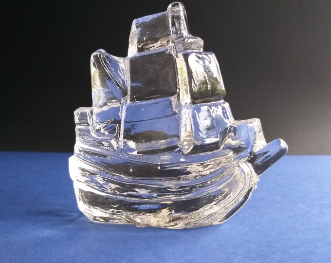Pukeberg Sweden. Christal Glass Paper Weight Ship Designed by Uno Westerberg. Its Weighty and Good Looking Vintage Art Glass Piece from 70s.