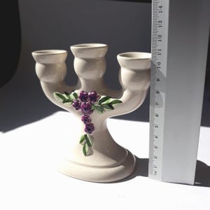 Rosa Ljung Suède. Petit bougeoir à trois bras en céramique. Base écru, décor en relief de fleurs violettes et vertes. Poterie suédoise vintage.
