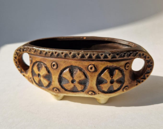 Gebrüder Spang 246-12: exotica West-Germany pottery planter pot with handles and foot, 1960/70s, pre-columbian styled sgrafitto decoration