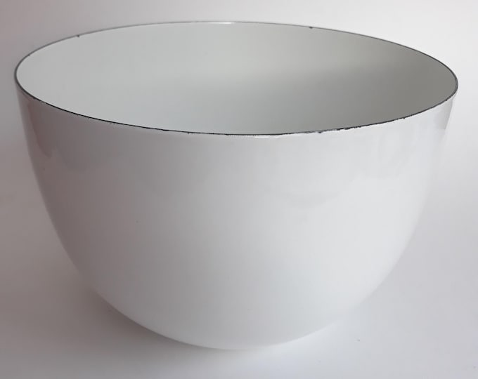 Large Weighty Finel Arabia of Finland White Enamel Bowl. Kaj Franck.  White will fit into any Colour Interior. Scandinavian Modern Classic.