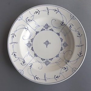 Egersunds Fayancefabrik, Norvegia. Piatto con motivo a paglia, linee blu. Oggetti con questo marchio sono stati prodotti tra il 1920 e il 1954. Non utilizzati. Raro ritrovamento.