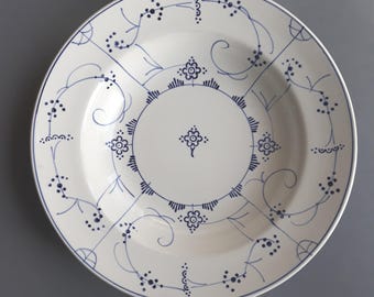 Egersunds Fayancefabrik, Noruega. Plato con diseño de paja y líneas azules. Los objetos con esta marca se produjeron entre 1920 y 1954. Sin usar. Hallazgo excepcional.