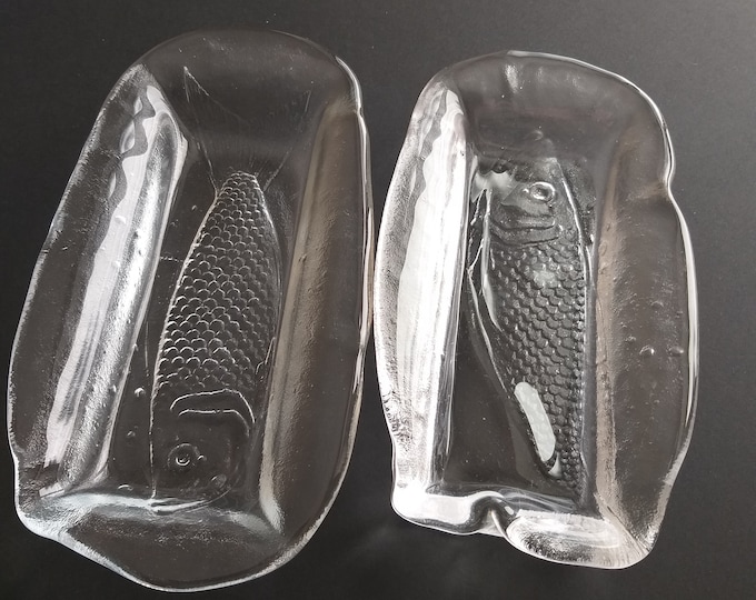 Pair of Vintage Kosta Boda Sweden Clear Textured Crystal Glass Rectangular Dishes with Fish Motif. Designed by Göran Wärff. MCM Tableware.