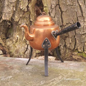 Großer Kupfer Teekessel mit Deckel. Handgeschmiedet Handfortent Svensk Koppar. Beine und Griff aus Eisen. Zinn ausgekleidet. Gestempelt.