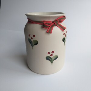 Zweden Gabriel. Vintage keramische pot 17,5 cm (6,88"). Geglazuurd binnenin. Matte afwerking buitenkant versierd met geglazuurd bessenmotief. Zweeds aardewerk.