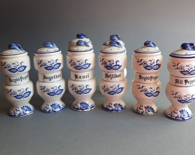 One Vintage Ceramic Blue Onion Pattern Spice Jar in White and Blue Colours. Made in Japan 1950s. Vintage Condition.
