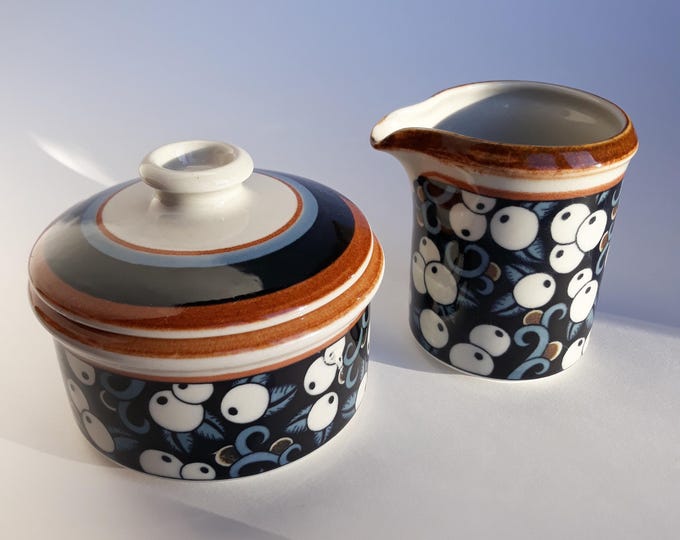 Taika Arabia Finland Ceramic Sugar Bowl and Creamer. Designed by Inkeri Seppälä. White Snow Berries on a Blue Background. Vintage Tableware.