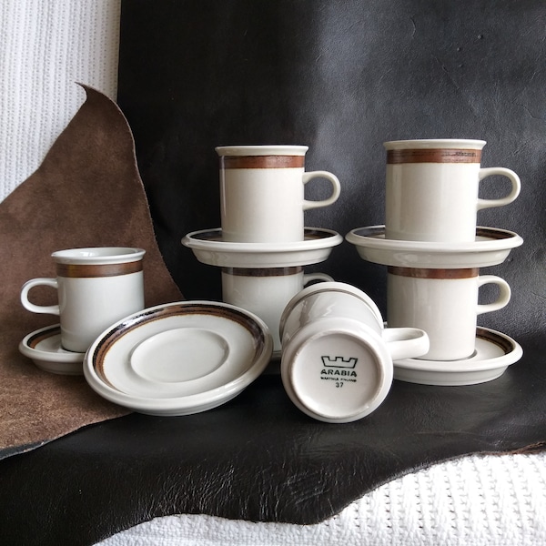 Arabia Wartsila Finlande. Tasse à café expresso et soucoupe dans des tons naturels. Design scandinave. Pièces de qualité. Vaisselle en grès finlandais.