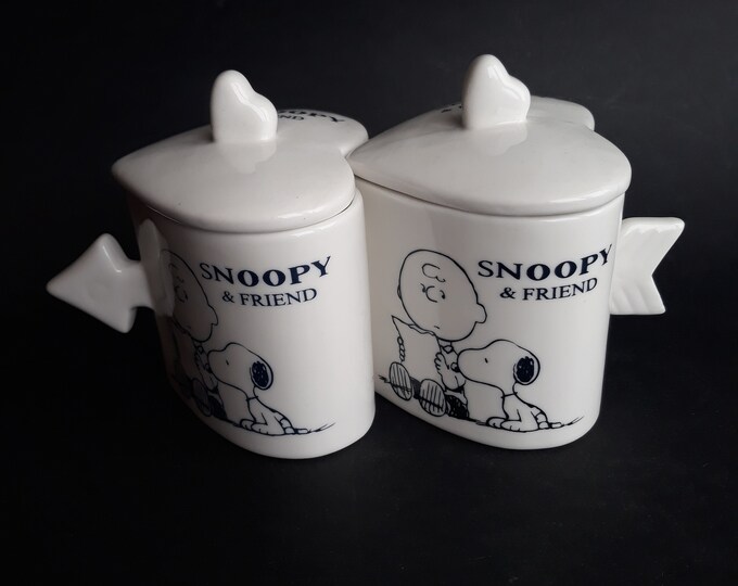 Set of Two Snoopy and Friend Mugs with Lids in Heart Shape. White Colour. Black Decoration. Fun Mugs with Arrow Handles. A Fantastic Gift.