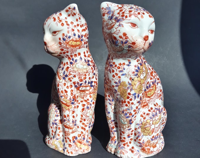 Pair of Vintage Imari Porcelain Fireside Cats. Hand Painted. Signed Antique Japan's Porcelain Figurines. Beautiful Oriental Home Decoration.