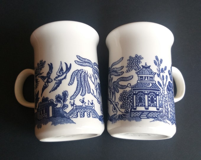 Pair of Vintage Ceramic Coffee, Tea Mugs from England. Blue Oriental Motives on White Base. Nice Shiny Glaze.