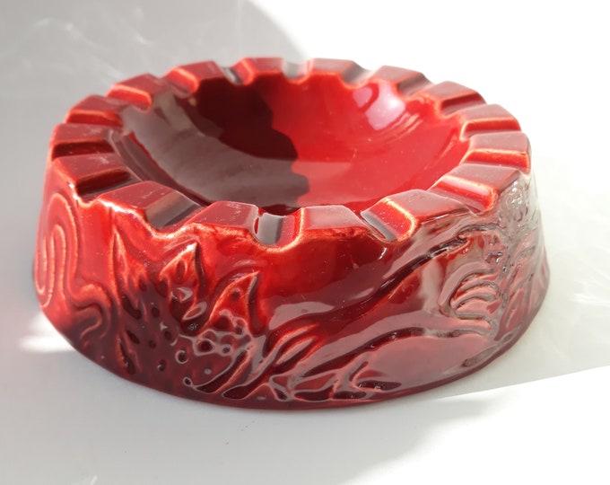 Large Expressive Vintage Syco Sweden Ceramic Ashtray. Red Glossy Design. Hunting Scenes in Relief. Swedish Pottery Design. Marked.